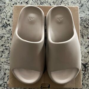 YEEZY Slides
Size 38